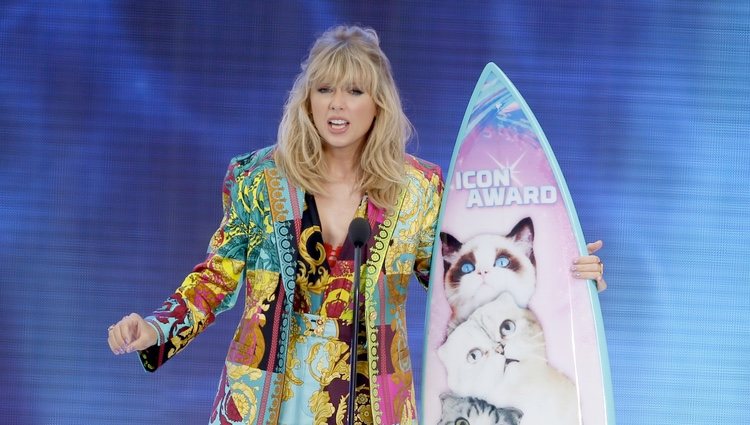 Taylor Swift recogiendo su galardón de los Teen Choice Awards 2019