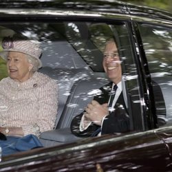 La Reina Isabel y el Duque de York acudiendo en coche a la Iglesia