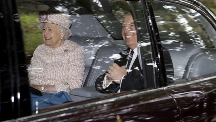 La Reina Isabel y el Duque de York acudiendo en coche a la Iglesia