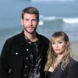 Miley Cyrus y Liam Hemsworth en un desfile en Malibú