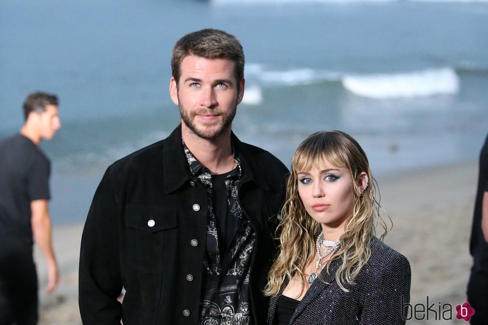 Miley Cyrus y Liam Hemsworth en un desfile en Malibú