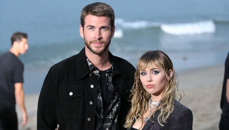 Miley Cyrus y Liam Hemsworth en un desfile en Malibú