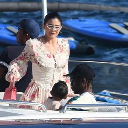 Kylie Jenner y Travis Scott junto a su hija Stormi en las costad del sur de Francia