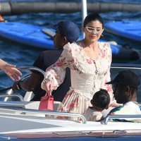 Kylie Jenner y Travis Scott junto a su hija Stormi en las costad del sur de Francia