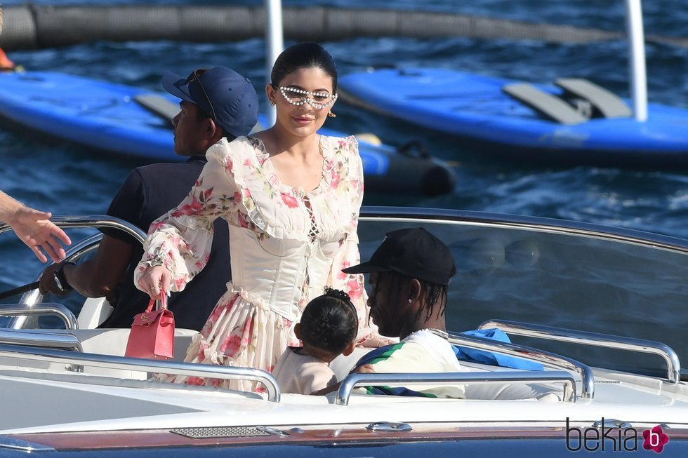 Kylie Jenner y Travis Scott junto a su hija Stormi en las costad del sur de Francia