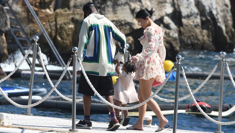 Kylie Jenner y Travis Scott saliendo a dar un paseo junto a su hija Stormi por Antibes, Francia