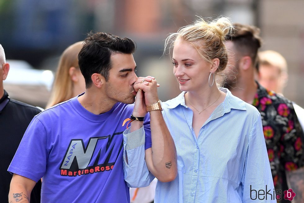 Joe Jonas besando la mano de su mujer, Sophie Turner, por las calles de Nueva York