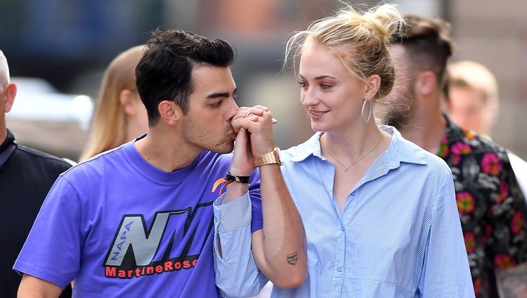 Joe Jonas besando la mano de su mujer, Sophie Turner, por las calles de Nueva York