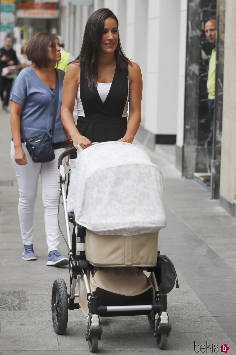 Begoña Villacís acude a un evento acompañada de su hija Inés