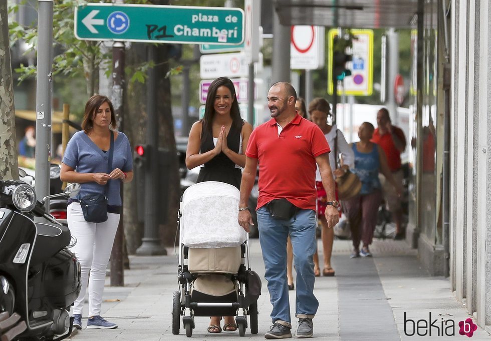 Begoña Villacís vuelve al trabajo junto a su hija de dos meses, Inés