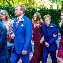 Los Reyes Guillermo y Máxima de Holanda con la Princesa Mabel y Eloise y Claus de Orange-Nassau en el funeral de la Princesa Cristina