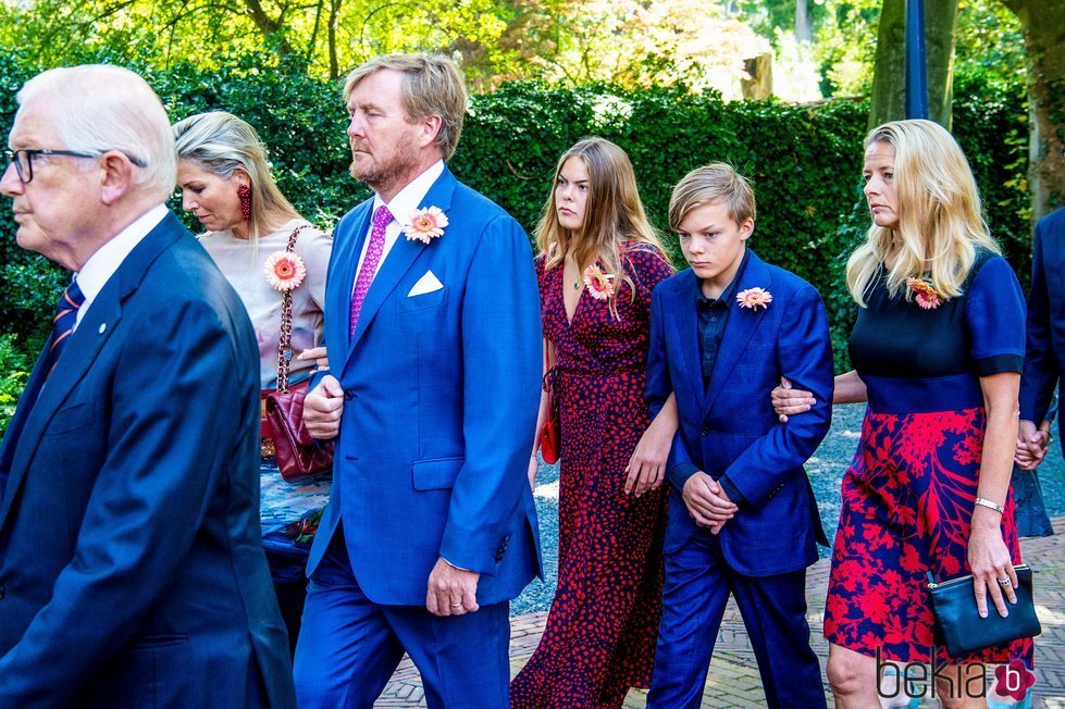 Los Reyes Guillermo y Máxima de Holanda con la Princesa Mabel y Eloise y Claus de Orange-Nassau en el funeral de la Princesa Cristina