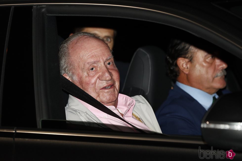 El Rey Juan Carlos entrando al hospital para someterse a una operación de corazón