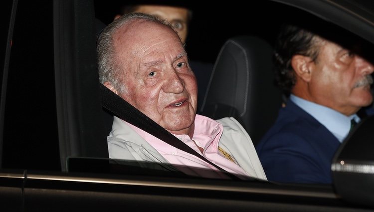 El Rey Juan Carlos entrando al hospital para someterse a una operación de corazón