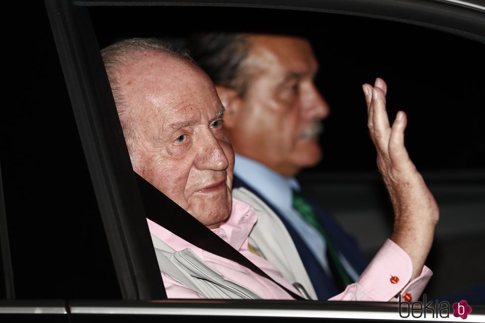 El Rey Juan Carlos saluda a la prensa al entrar al hospital para operarse del corazón