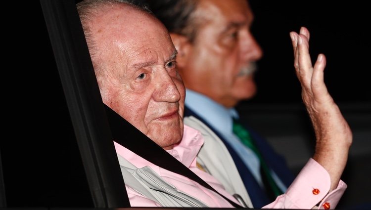 El Rey Juan Carlos saluda a la prensa al entrar al hospital para operarse del corazón