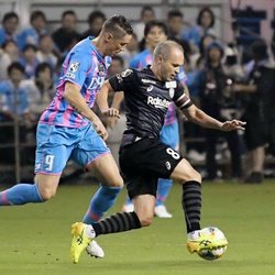 Fernando Torres con Andrés Iniesta en su último partido antes de retirarse