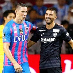 Fernando Torres con David Villa en su último partido antes de retirarse