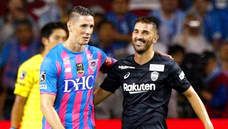 Fernando Torres con David Villa en su último partido antes de retirarse