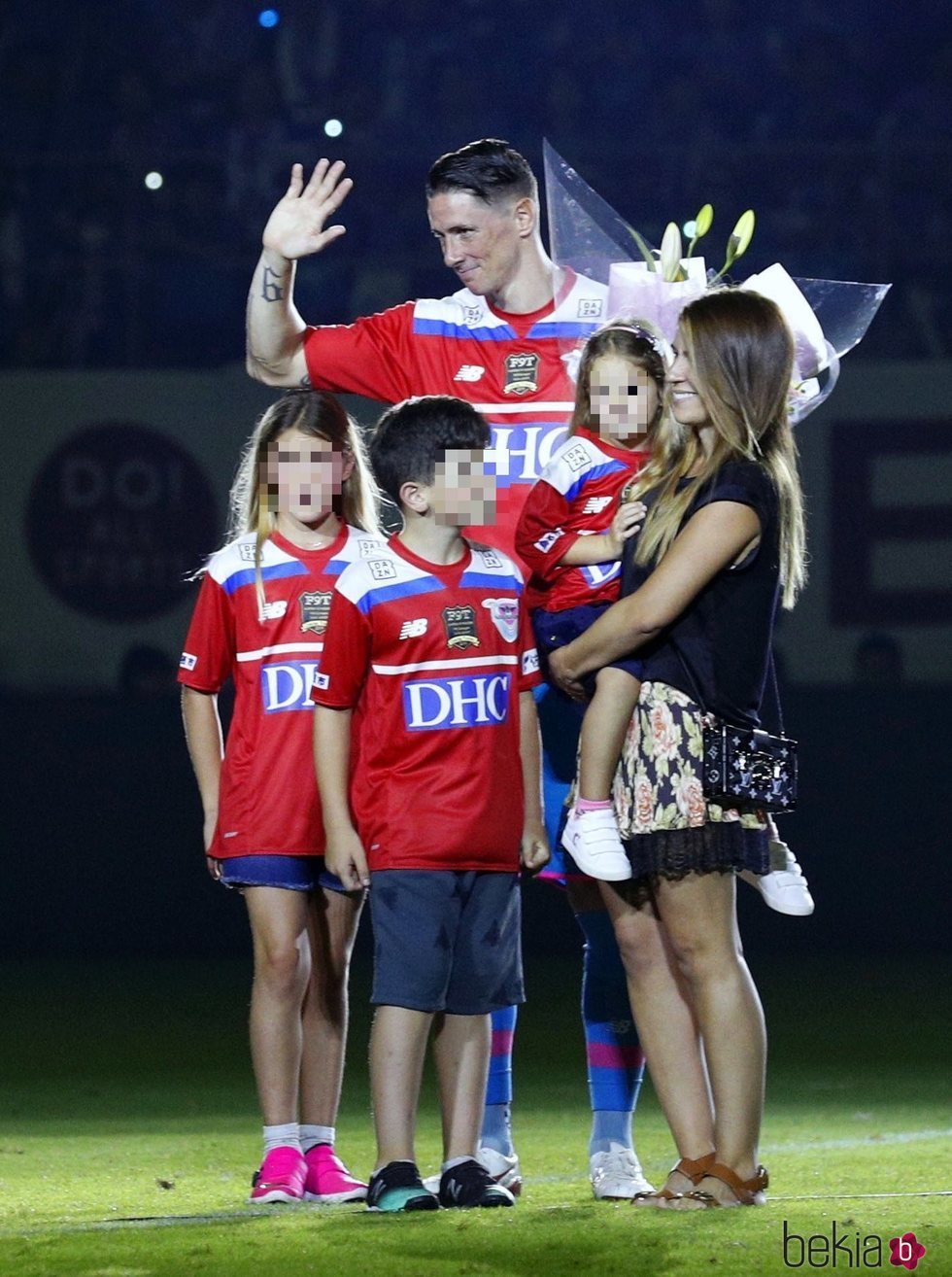 Fernando Torres con sus tres hijos y su mujer, Olalla Domínguez, en su último partido