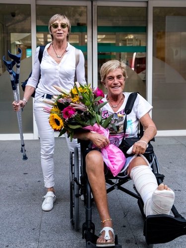 Chelo García Cortés saliendo del hospital con su mujer Marta