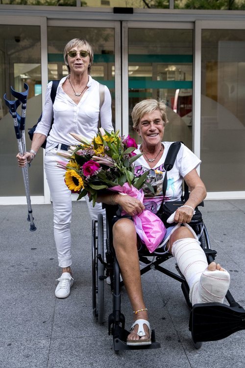 Chelo García Cortés saliendo del hospital con su mujer Marta