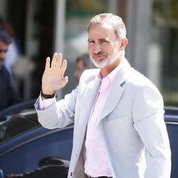 El Rey Felipe VI yendo a visitar a su padre, el Rey Juan Carlos al hospital