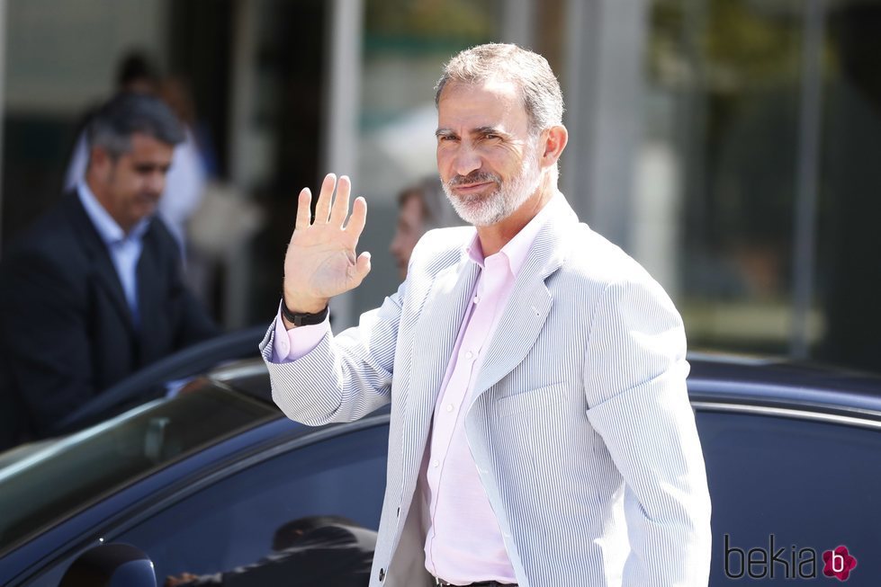 El Rey Felipe VI yendo a visitar a su padre, el Rey Juan Carlos al hospital