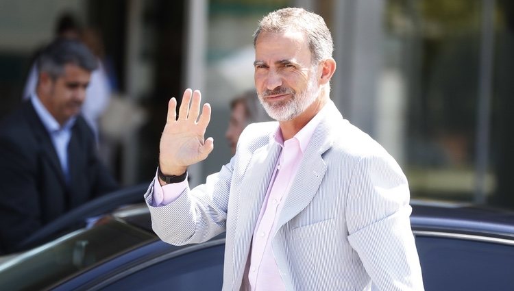 El Rey Felipe VI yendo a visitar a su padre, el Rey Juan Carlos al hospital