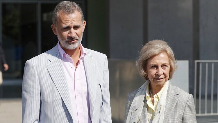 El Rey Felipe VI y la Reina Sofía atienden a la prensa para informar del estado del Rey Juan Carlos