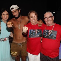 Omar Montes con su madre y sus abuelos en la final de 'Supervivientes 2019'