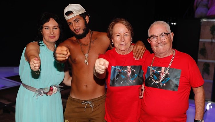 Omar Montes con su madre y sus abuelos en la final de 'Supervivientes 2019'