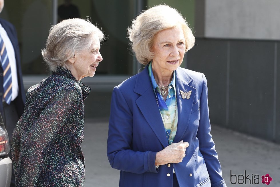 La Reina Sofía y su hermana, Irene de Grecia, en su visita al Rey Juan Carlos en el hospital