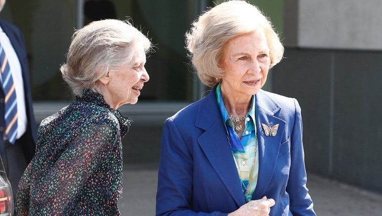 La Reina Sofía y su hermana, Irene de Grecia, en su visita al Rey Juan Carlos en el hospital