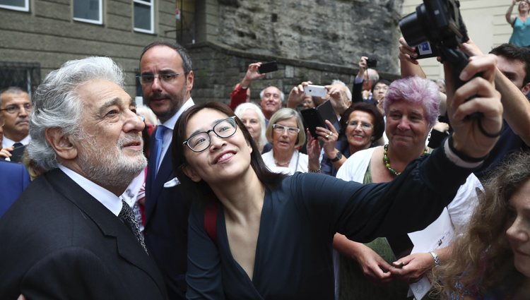 Plácido Domingo haciéndose una foto con una seguidora en el festival de Salzburgo