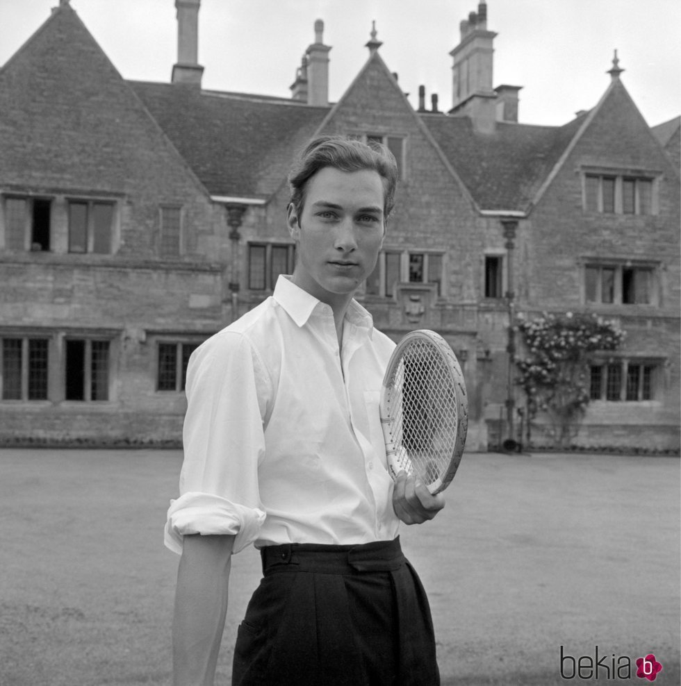 El Príncipe Guillermo de Gloucester en los jardines de su casa de Peterborough