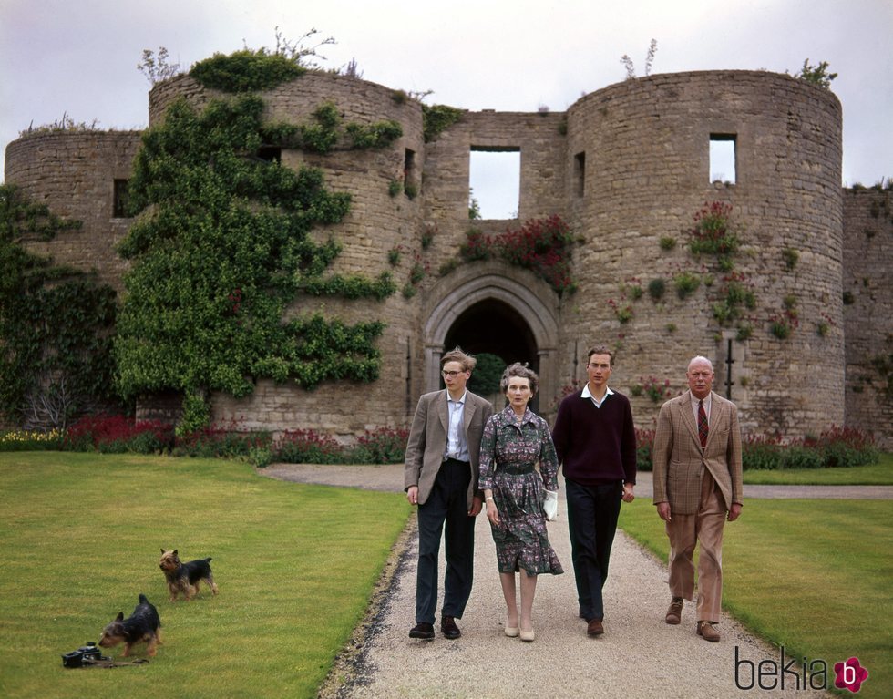 El Príncipe Enrique y la Princesa Alicia con sus hijos Guillermo y Ricardo de Gloucester