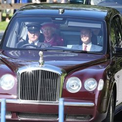 Los Duques de Cambridge y la Reina Isabel acudiendo a la misa de Balmoral