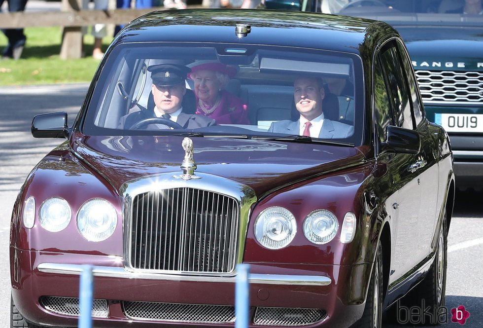 Los Duques de Cambridge y la Reina Isabel acudiendo a la misa de Balmoral