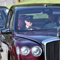 Kate Middleton y el Príncipe Guillermo llegando a Balmoral junto a la Reina Isabel