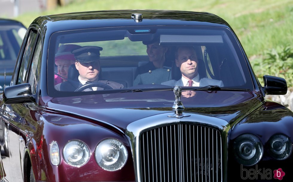 Kate Middleton y el Príncipe Guillermo llegando a Balmoral junto a la Reina Isabel