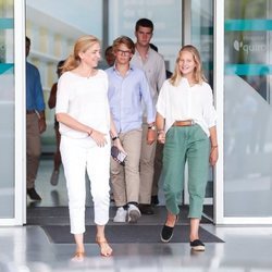 La Infanta Cristina e Irene Urdangarin, muy sonrientes frente a la seriedad de Juan y Miguel Urdangarin tras visitar al Rey Juan Carlos en el hospital