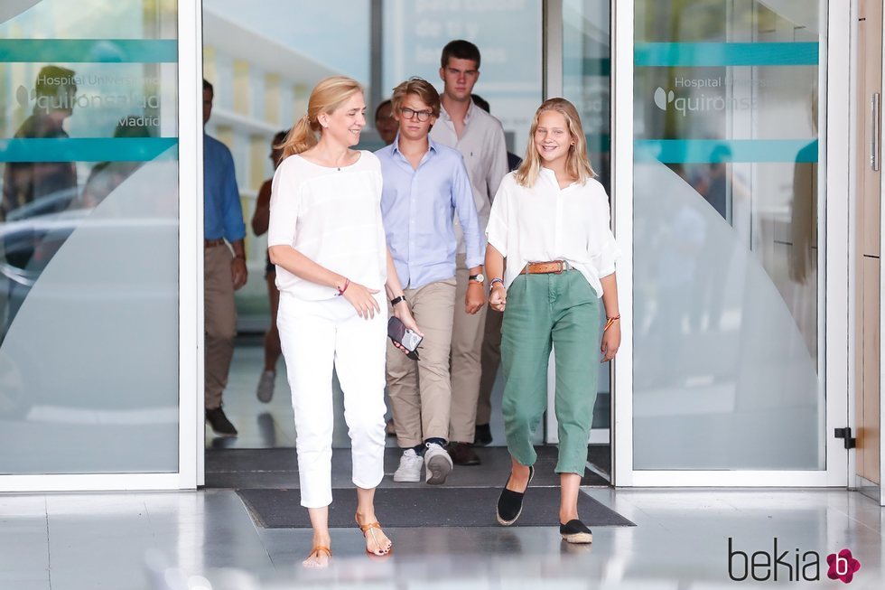 La Infanta Cristina e Irene Urdangarin, muy sonrientes frente a la seriedad de Juan y Miguel Urdangarin tras visitar al Rey Juan Carlos en el hospital