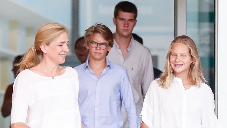 La Infanta Cristina e Irene Urdangarin, muy sonrientes frente a la seriedad de Juan y Miguel Urdangarin tras visitar al Rey Juan Carlos en el hospital