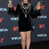 Rosalía posando con los dos galardones tras los MTV MVAs 2019