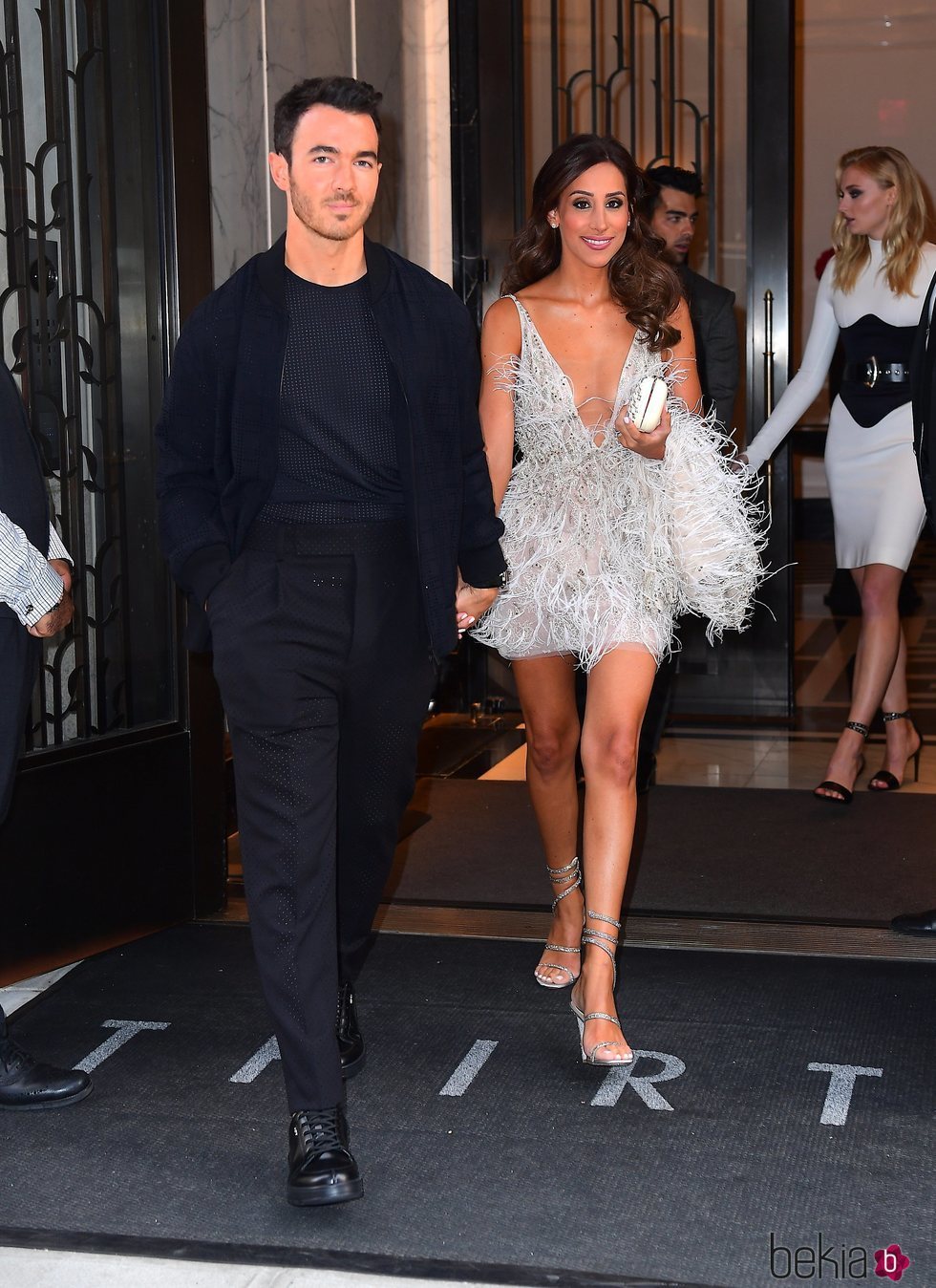 Kevin Jonas y Danielle Deleasa saliendo hacia los MTV VMAs 2019