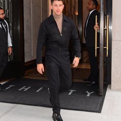 Nick Jonas saliendo hacia los MTV VMAs 2019