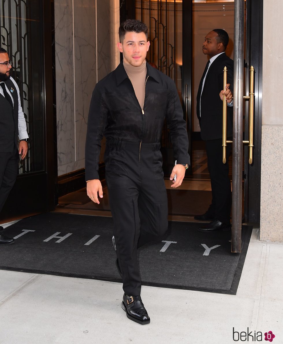 Nick Jonas saliendo hacia los MTV VMAs 2019