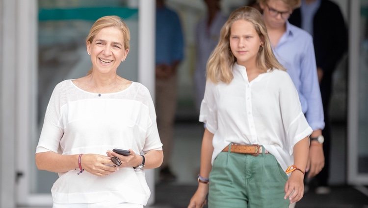 La Infanta Cristina e Irene Urdangarin después de su visita hospitalaria al Rey Juan Carlos