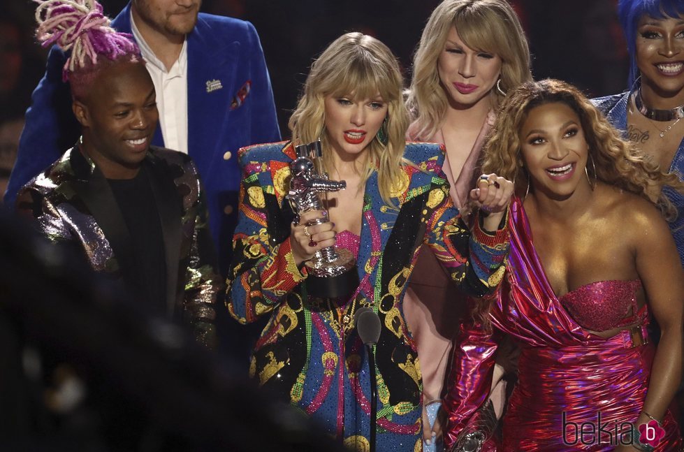 Taylor Swfit recogiendo el premio a 'Mejor vídeo' en los MTV VMAs 2019